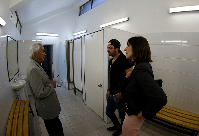 Massú y ministra Riffo encabezan visita al Court Central para futura Copa Davis