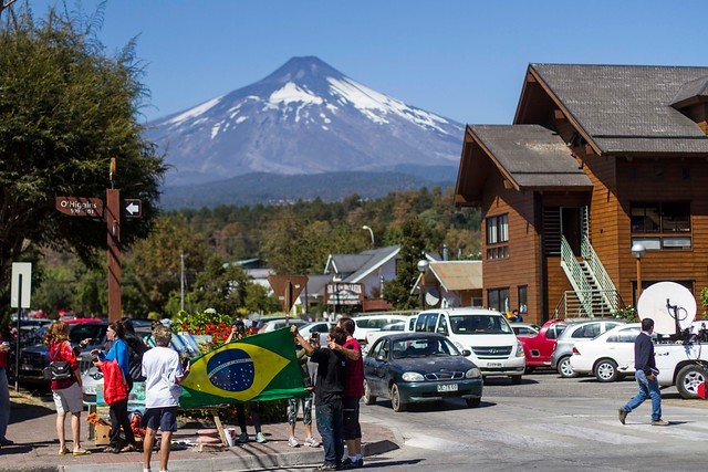 Autoridades mantienen alertas Naranja y Amarilla para Pucón por actividad del volcán Villarrica