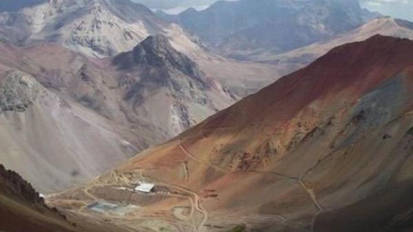 Dos operarios mueren aplastados por máquina retroexcavadora durante faenas mineras