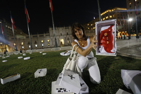 Mujeres se manifiestan en contra la legalización del aborto en La Moneda