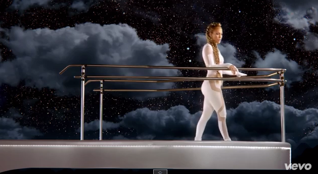 JLo luce un sexy enterito blanco en clip de tema central de la película “Home: No hay lugar como el hogar”