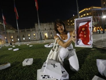 Mujeres se manifiestan en contra la legalización del aborto en La Moneda