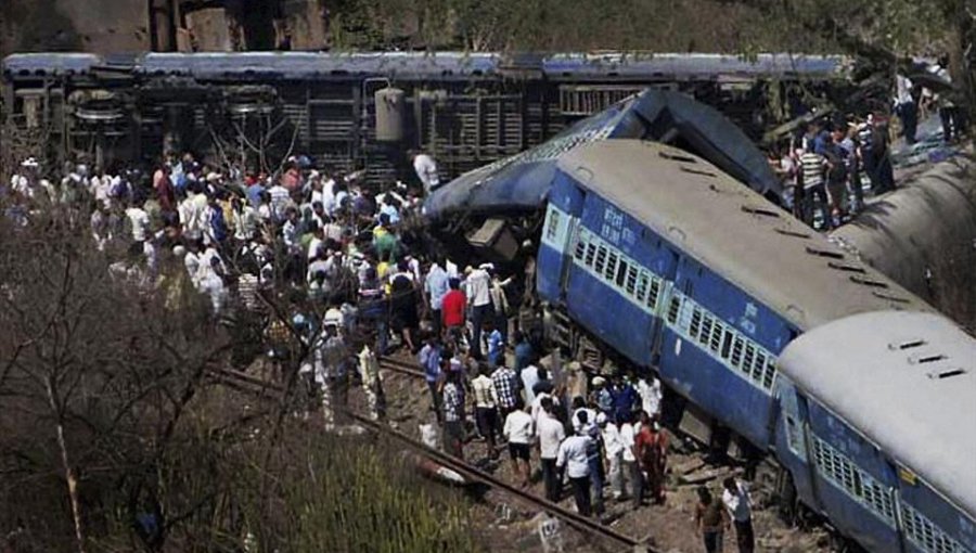 Al menos 20 muertos y 100 heridos en un accidente de tren en la India