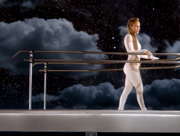JLo luce un sexy enterito blanco en clip de tema central de la película “Home: No hay lugar como el hogar”