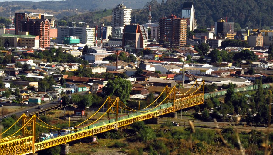 Temuco: Camioneta se incrusta en el segundo piso de una vivienda