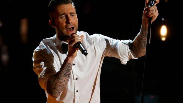 Video: Adam Levine golpea a fanática en pleno concierto y así le pidió disculpas