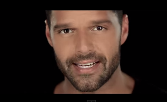 Ricky Martin se confiesa en su nuevo video “Disparo Al Corazón”