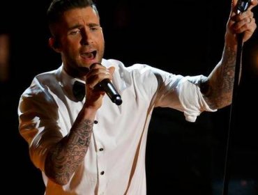 Video: Adam Levine golpea a fanática en pleno concierto y así le pidió disculpas