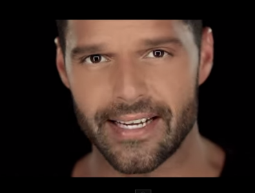 Ricky Martin se confiesa en su nuevo video “Disparo Al Corazón”