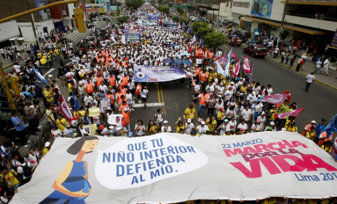 La "Marcha por la vida" reúne a miles de personas contra el aborto en Perú