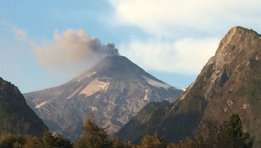 Intensa fumarola que se registra en el volcán Villarrica