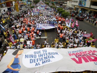 La "Marcha por la vida" reúne a miles de personas contra el aborto en Perú