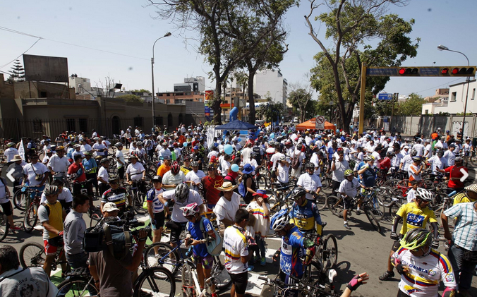 Unas 5.000 personas marchan en bicicleta en Lima por lazos de Perú y Colombia