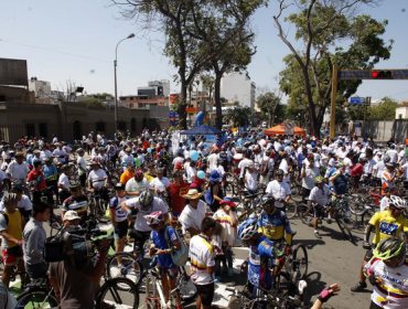 Unas 5.000 personas marchan en bicicleta en Lima por lazos de Perú y Colombia