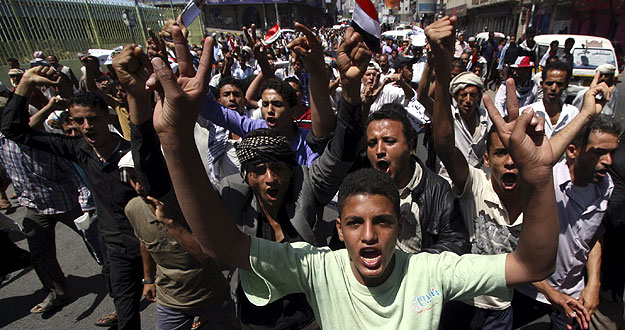 Los hutíes toman el control del aeropuerto de Taiz y envían fuerzas a Adén