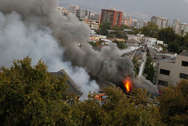 Incendio en panadería obliga a la evacuación de residentes de edificio en centro de Santiago