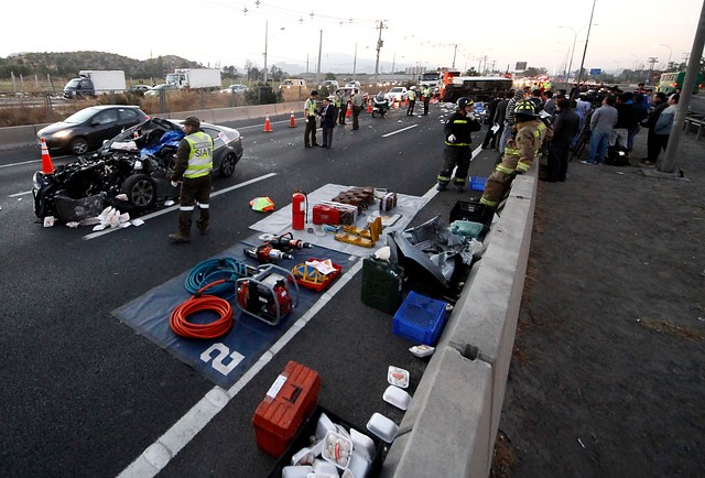 Un menor muere y dos adultos graves tras colisión de camión con motoristas en ruta 68