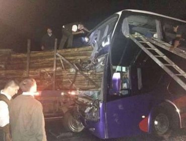 Una persona muerta y más de 20 lesionadas dejó violento choque entre un bus y un camión en San Carlos