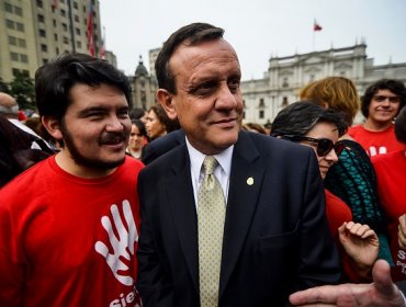 Rector de la UC participó en manifestación frente a La Moneda en contra del proyecto de aborto