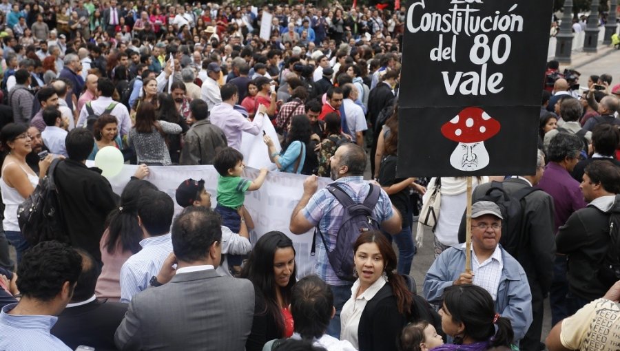 Manifestantes pidieron que gobierno o Congreso impulsen una nueva Constitución