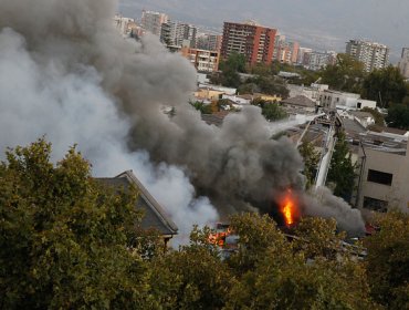 Incendio en panadería obliga a la evacuación de residentes de edificio en centro de Santiago