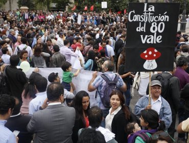 Manifestantes pidieron que gobierno o Congreso impulsen una nueva Constitución