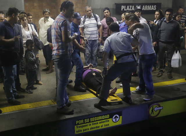 Mujer no vidente cayó entre dos vagones del Metro