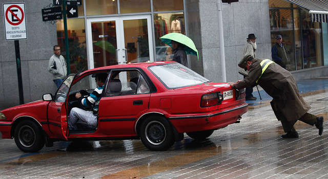 Galería: Primera lluvia de otoño provocó colapso en Santiago