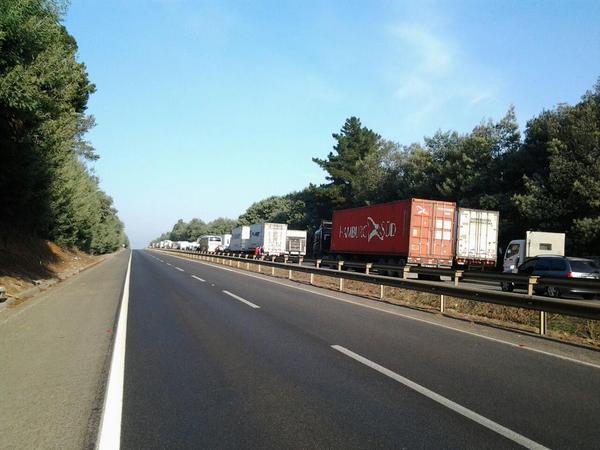 Camión de carga se volcó en Cuesta Esperanza en Mulchén