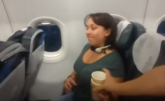 Chileno se la juega y sorprende a su novia con petición de matrimonio abordo de un avión