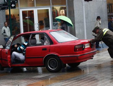 Galería: Primera lluvia de otoño provocó colapso en Santiago