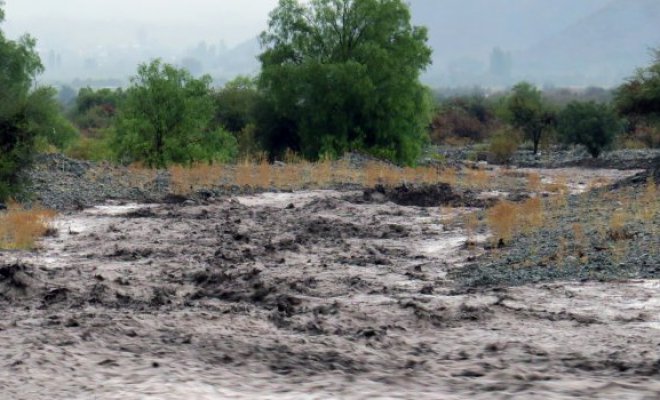 Aluvión de piedras y barro afectó a cinco casas y 20 personas en la comuna del Alto del Carmen