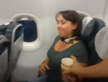 Chileno se la juega y sorprende a su novia con petición de matrimonio abordo de un avión