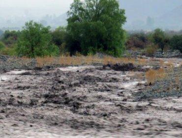 Aluvión de piedras y barro afectó a cinco casas y 20 personas en la comuna del Alto del Carmen