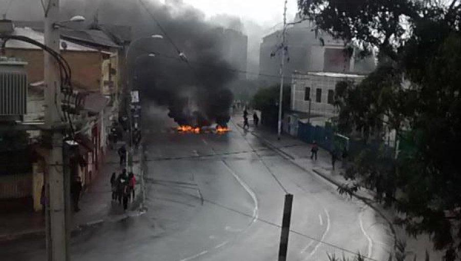 Encapuchados instalan barricadas en las dependencias de la U. de Playa Ancha de Valparaíso