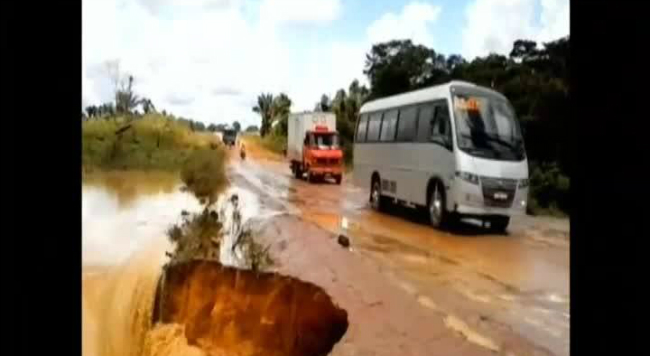 Brasil: Autobús cae 20 metros de profundidad tras agujero que se formó por lluvias