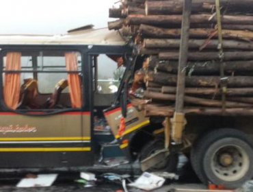 Más de 30 lesionados tras colisión de taxibús y camión en ruta Concepción-Santa Juana