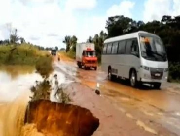 Brasil: Autobús cae 20 metros de profundidad tras agujero que se formó por lluvias