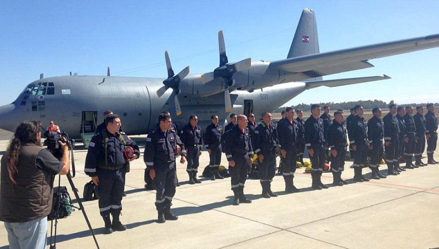 Llegan brigadistas de Uruguay para combatir incendio de La Araucanía