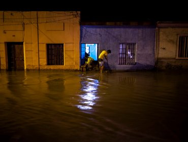 Mal tiempo en Atacama: Se desborda río Copiapó y Vallenar sufre corte de energía por rayo