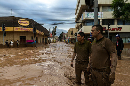 Tuiteros aplaudieron a carabineros que arriesgaron sus vidas para ayudar a personas a cruzar el río Copiapó