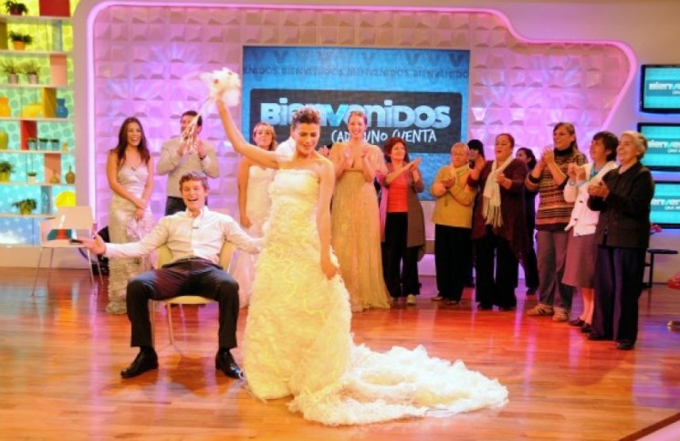 Notera de Bienvenidos sale de la televisión ya que le exigieron mostrar su cuerpo
