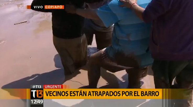 Chascarro: En pleno despacho Ramón Ulloa queda atrapado en plena calle de Copiapó producto del barro