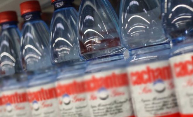 Vecinos denuncian que supermercados en el norte habrían subido drásticamente precio del agua embotellada