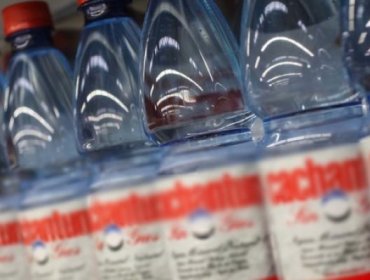 Vecinos denuncian que supermercados en el norte habrían subido drásticamente precio del agua embotellada