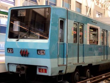 Metro de Santiago suspende servicio en Línea 5 por ingreso de persona en la vía