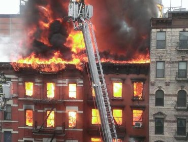 Estados Unidos: edificio de New York se incendia tras explosión