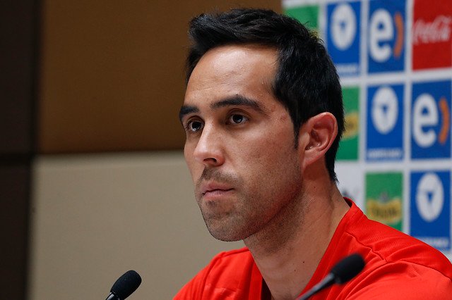 Claudio Bravo: "Si queremos ganar la Copa América estamos muy lejos"