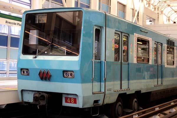 Metro de Santiago suspende servicio en Línea 5 por ingreso de persona en la vía