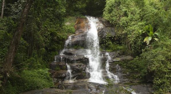 Joven chileno murió tras caer a un barranco en Tailandia cuando se tomaba una foto junto a su polola